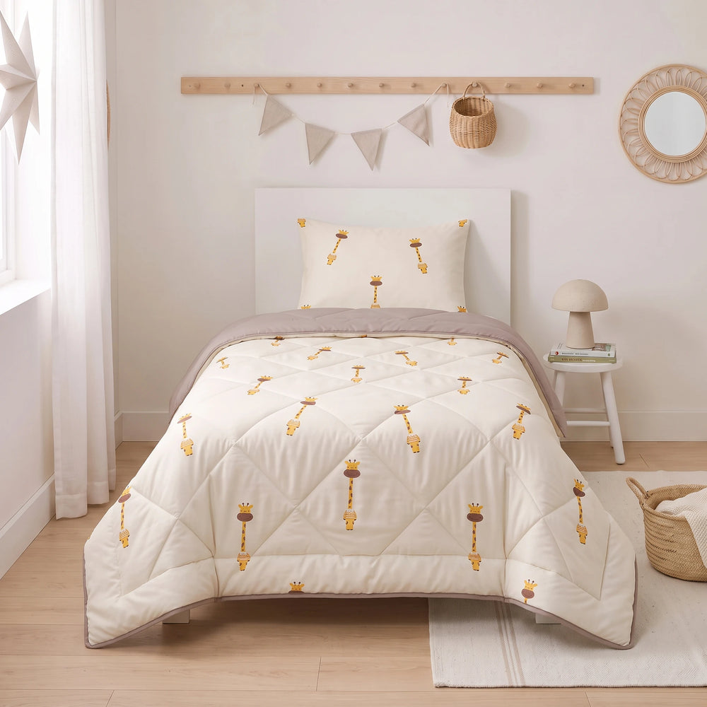 Sleeptime kinderdekbed zonder overtrek Giraf beige in de kinderkamer