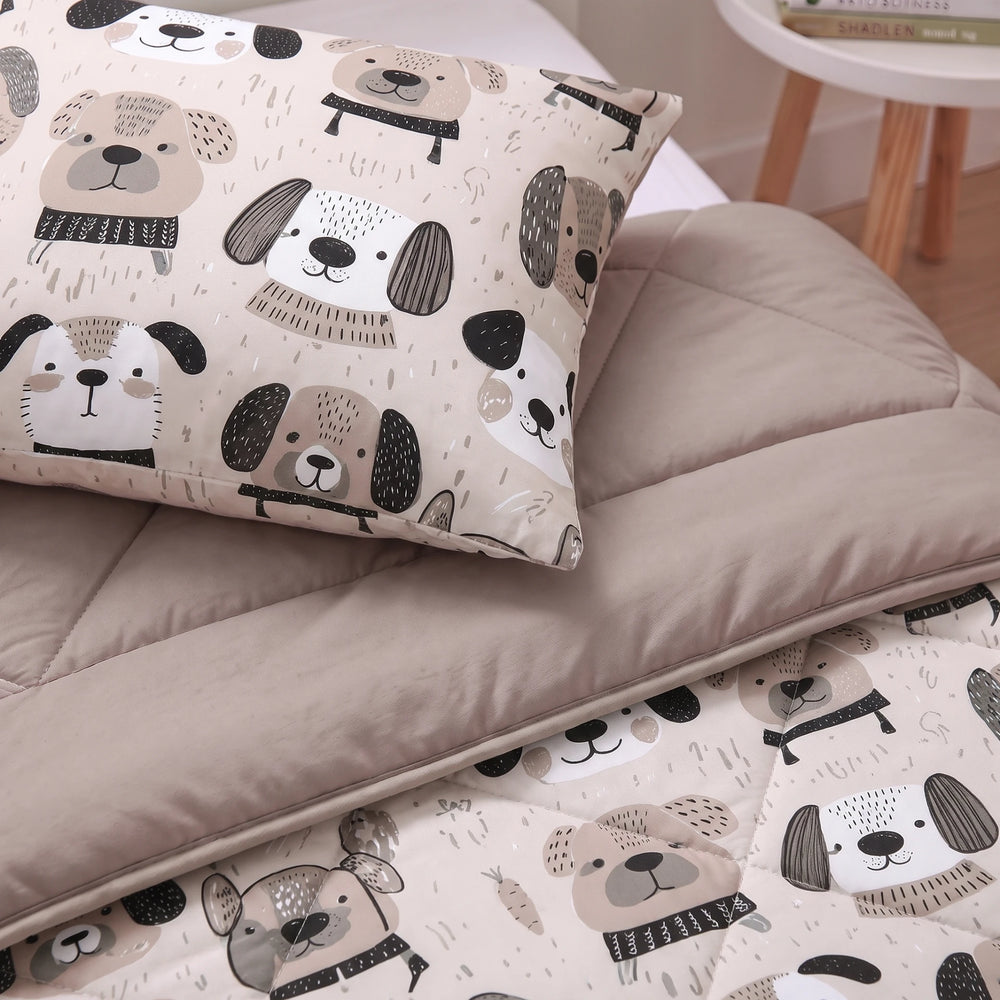 Sleeptime kinderdekbed zonder overtrek Hondjes taupe close-up met kussensloop