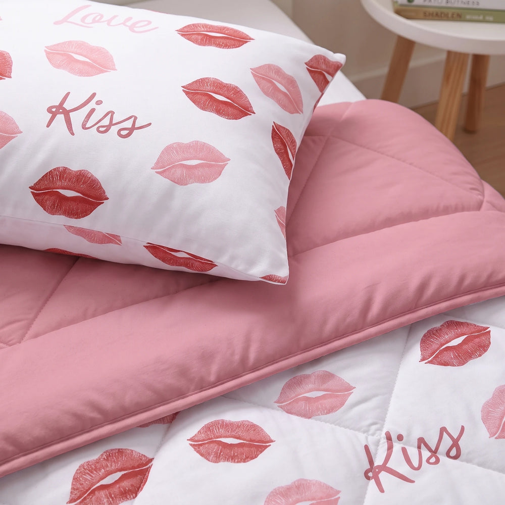 Sleeptime kinderdekbed zonder overtrek Kusjes wit close-up met kussensloop