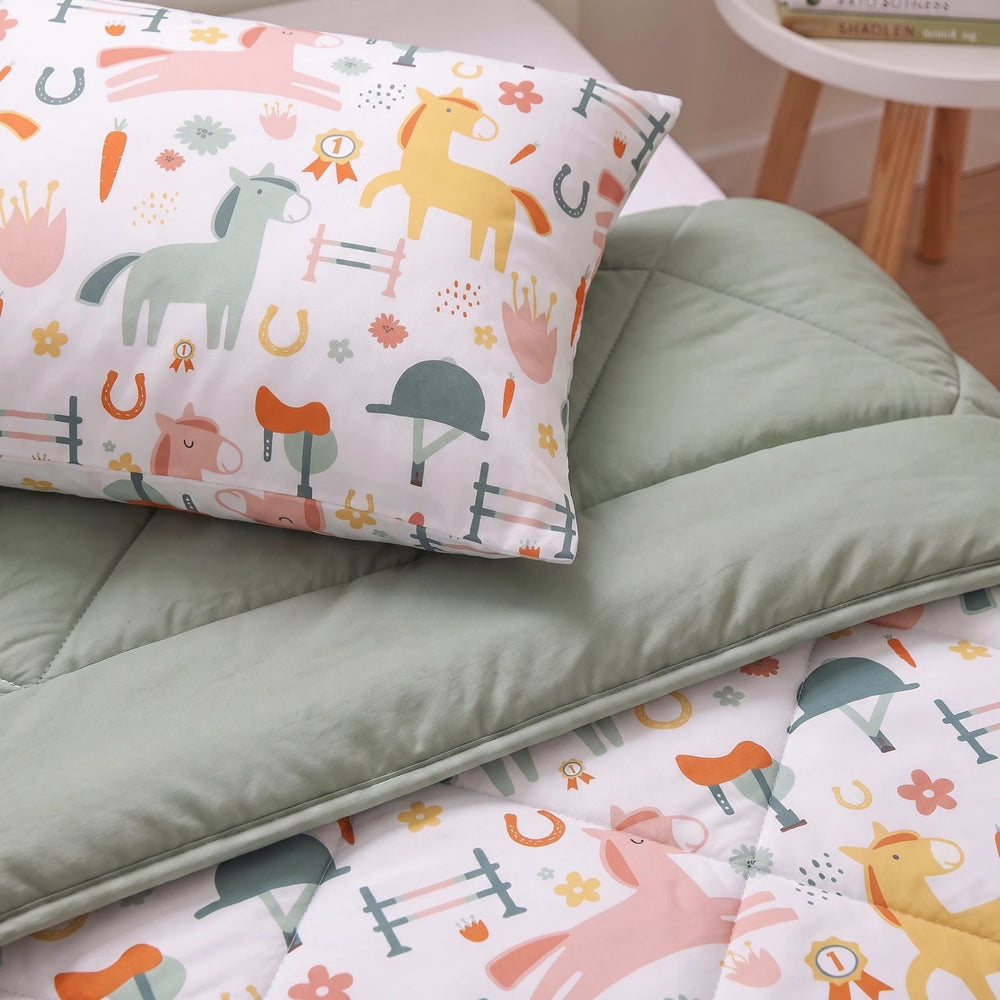 Sleeptime kinderdekbed zonder overtrek Paardjes wit close-up met kussensloop