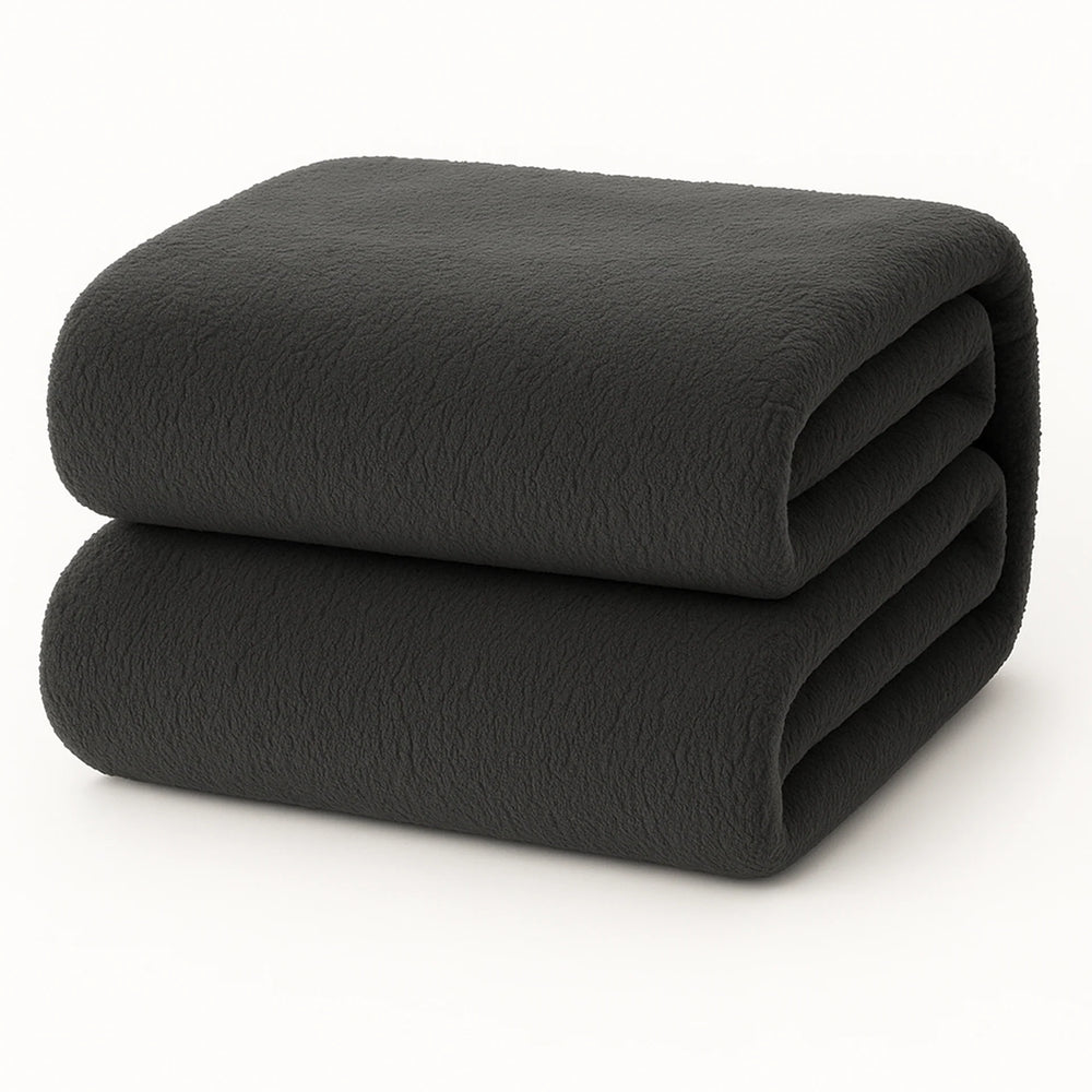 Een netjes opgevouwen Teddy fleece hoeslaken in donkergrijs, extra warm, afmeting 90x200 cm, op een witte achtergrond.