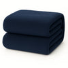 Een netjes opgevouwen donkerblauwe Teddy fleece hoeslaken - 90x200 cm, extra warm, op een witte achtergrond.