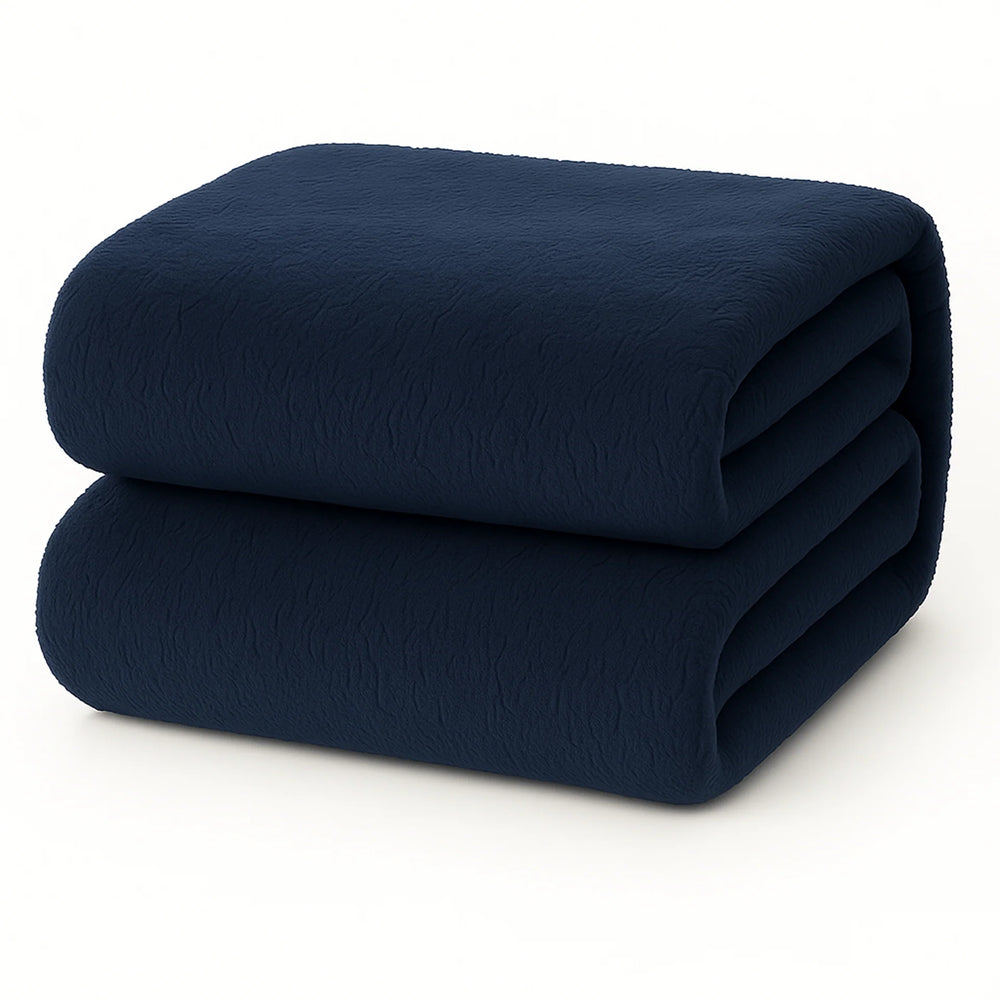 Een netjes opgevouwen donkerblauwe Teddy fleece hoeslaken - 90x200 cm, extra warm, op een witte achtergrond.