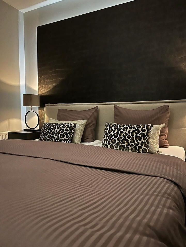 Hotelstreep dekbedovertrek - donkerbruin - katoensatijn - 1-persoons