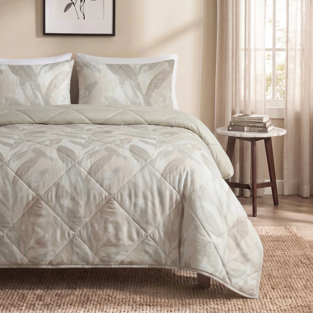 Dreamhouse Lazy dekbed zonder overtrek Gacho taupe opgemaakt in de slaapkamer