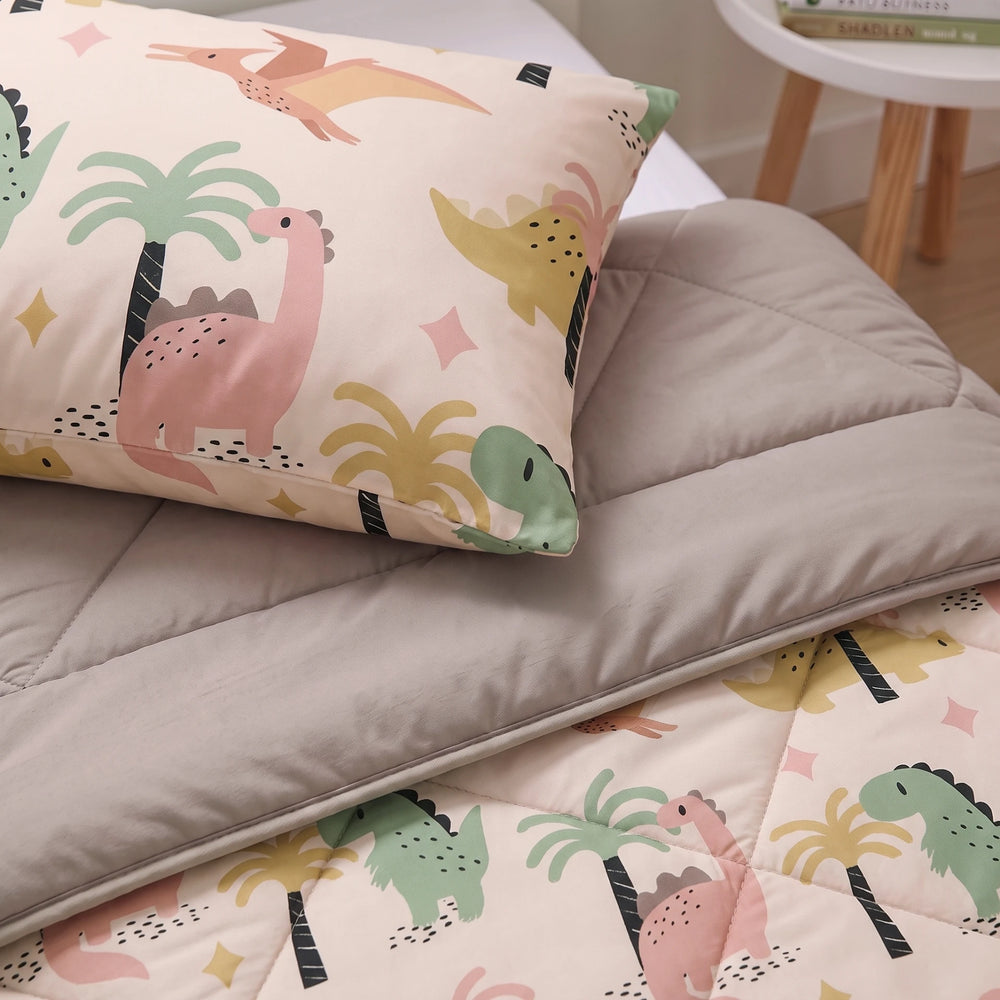 Sleeptime kinderdekbed zonder overtrek Dino zand close-up met kussensloop