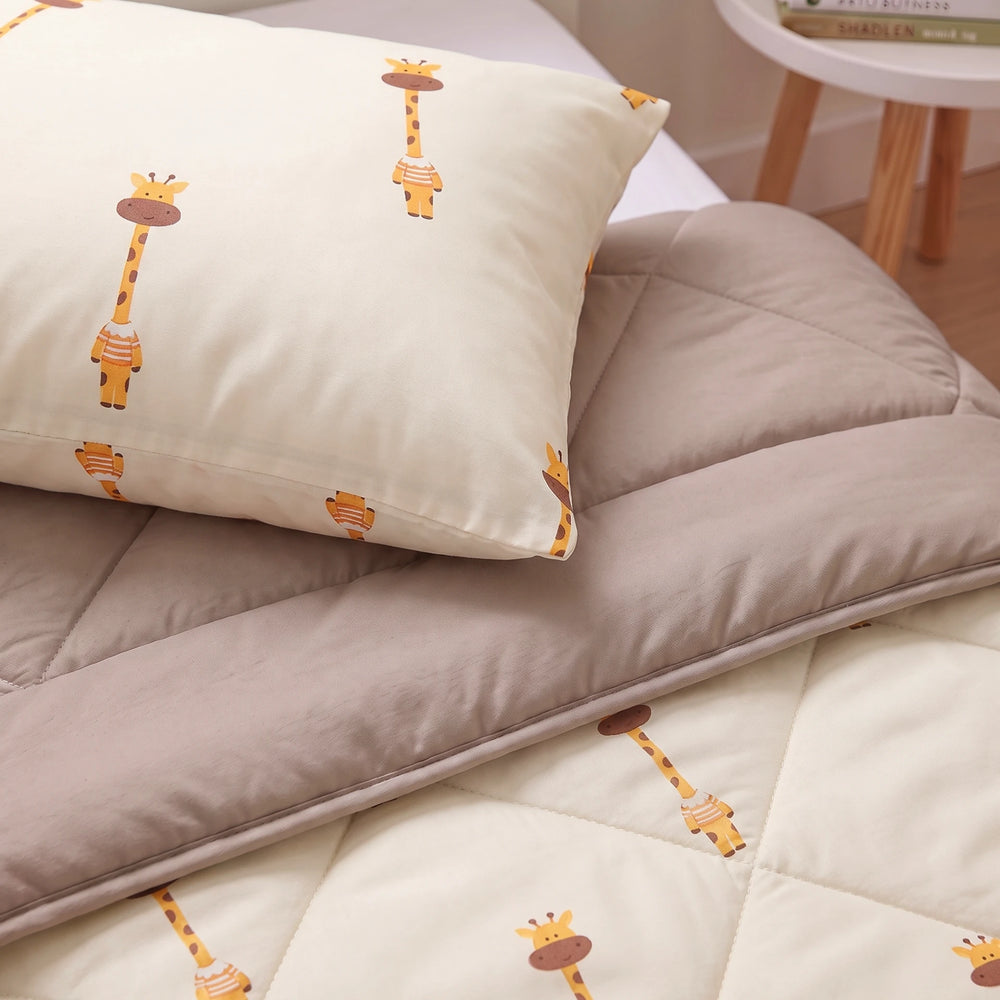 Sleeptime kinderdekbed zonder overtrek Giraf beige close-up met kussensloop