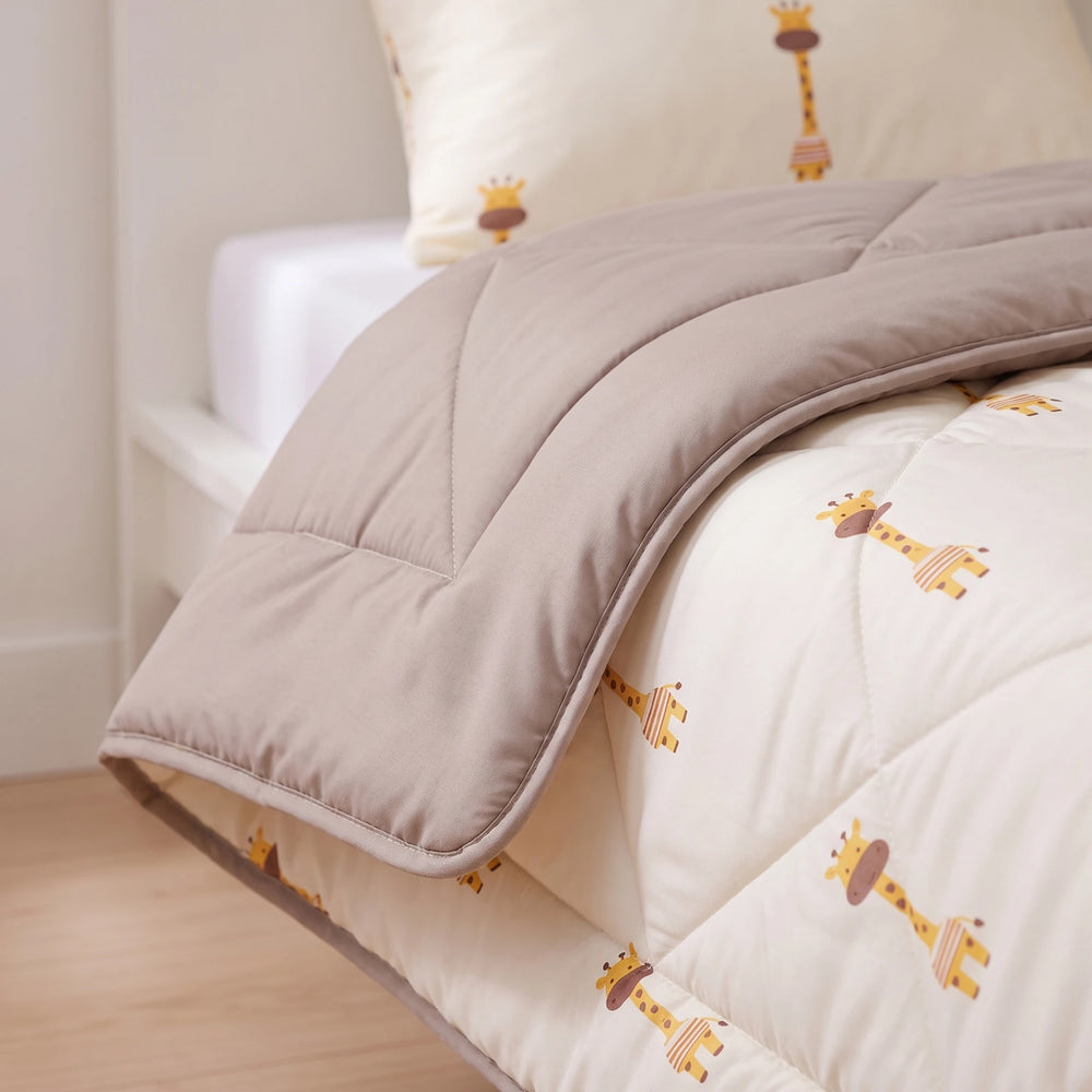 Sleeptime kinderdekbed zonder overtrek Giraf beige detail van de rand