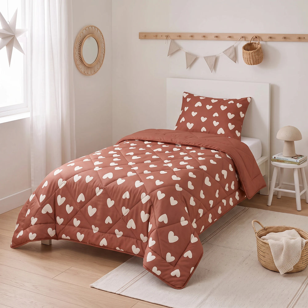 Sleeptime kinderdekbed zonder overtrek Hartjes rood opgemaakt in de kinderkamer