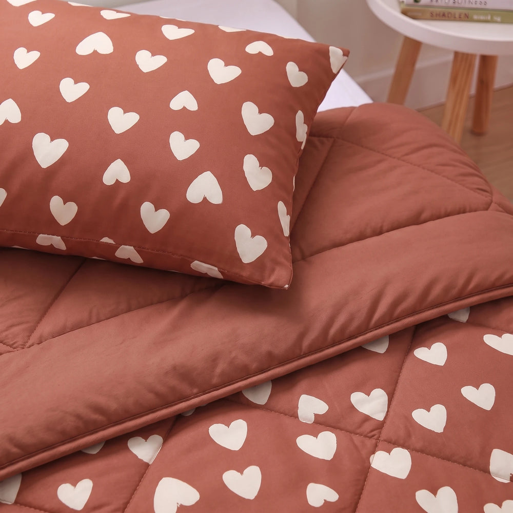 Sleeptime kinderdekbed zonder overtrek Hartjes rood close-up met kussensloop