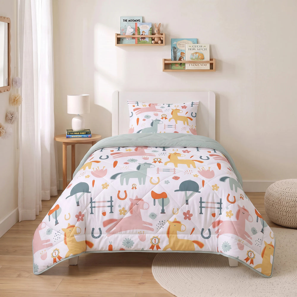 Sleeptime kinderdekbed zonder overtrek Paardjes wit in de kinderkamer