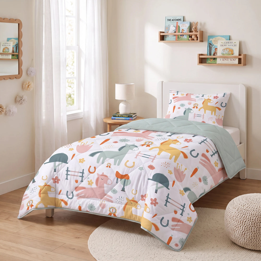Sleeptime kinderdekbed zonder overtrek Paardjes wit opgemaakt in de kinderkamer
