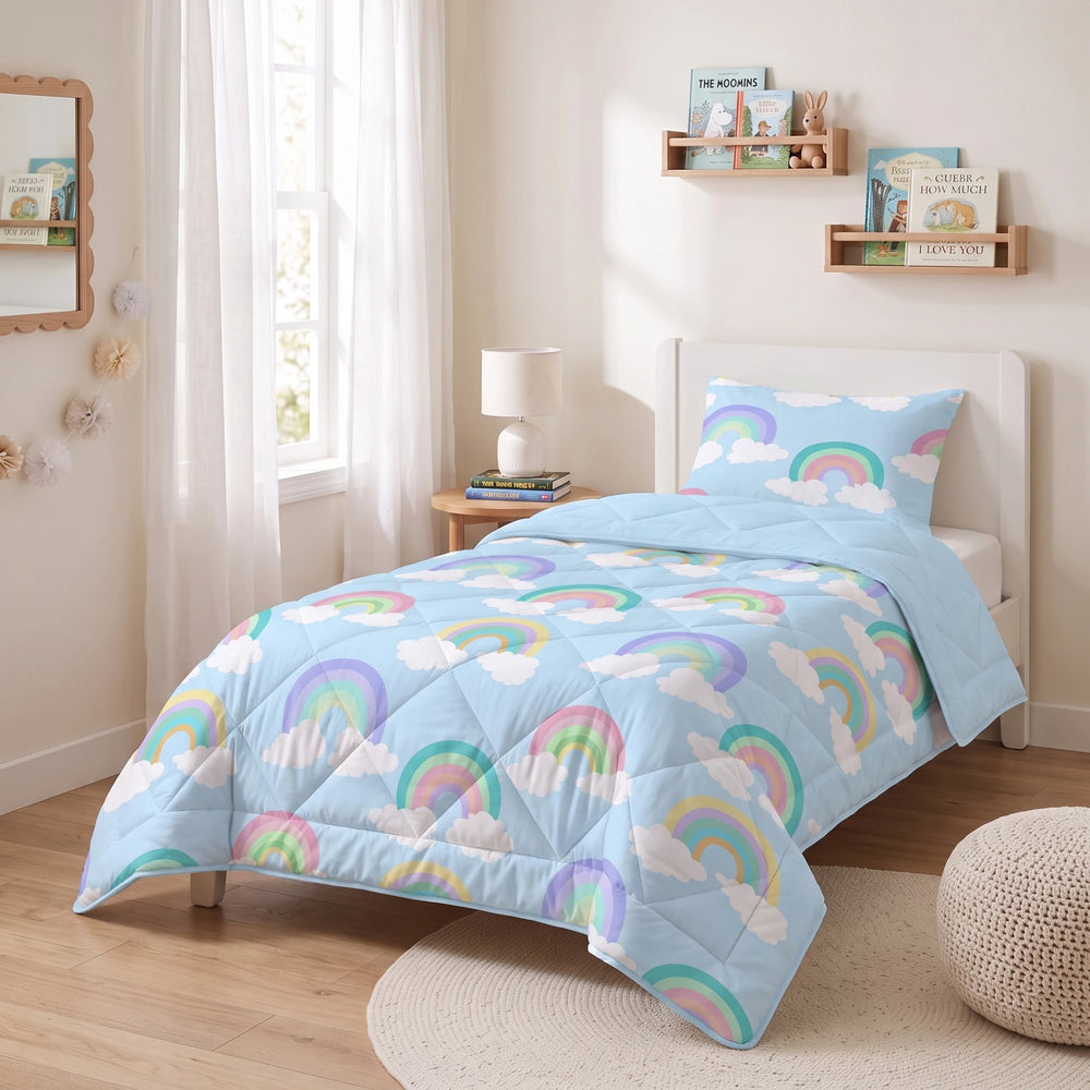 Sleeptime kinderdekbed zonder overtrek Regenboog blauw opgemaakt in de kinderkamer