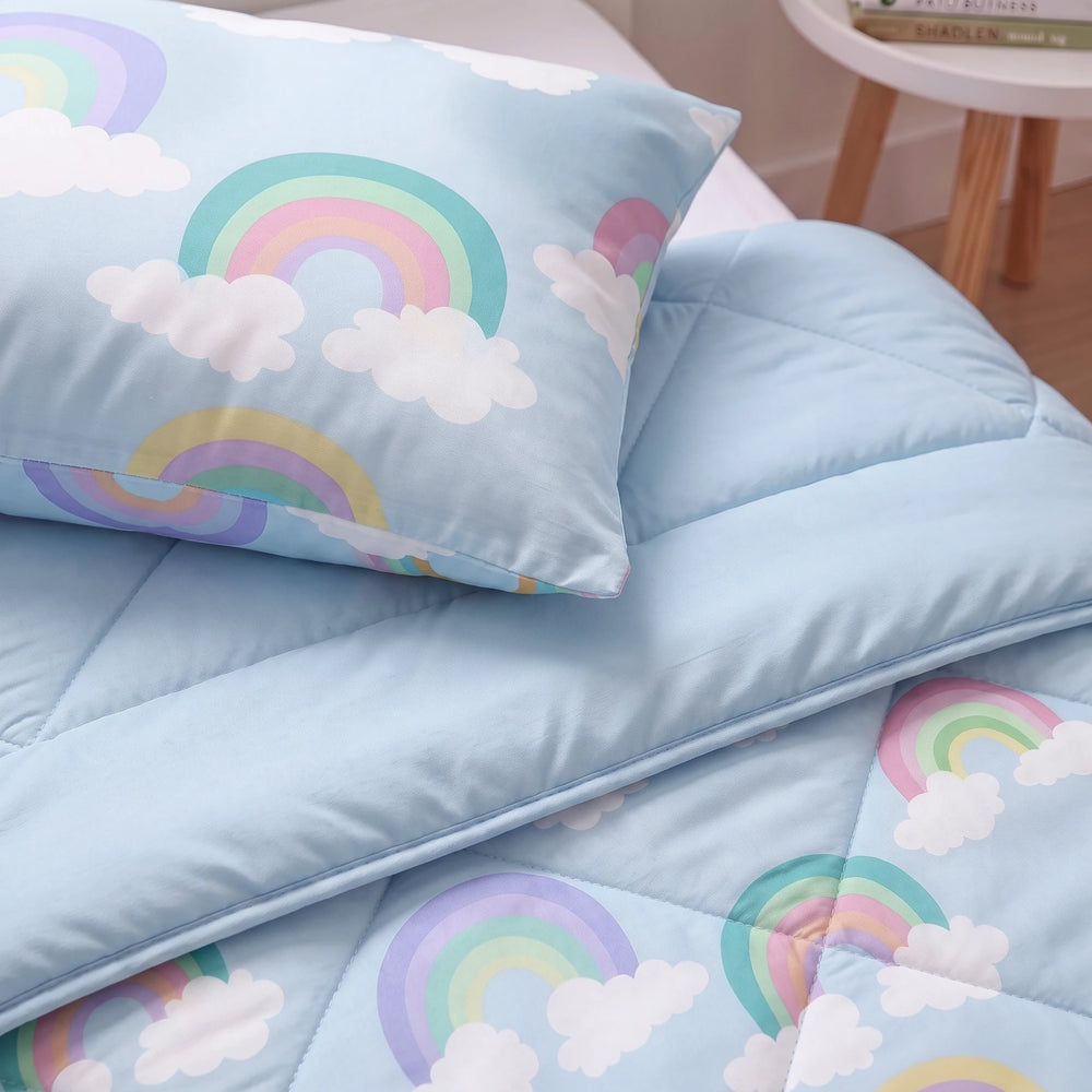 Sleeptime kinderdekbed zonder overtrek Regenboog blauw close-up met kussensloop